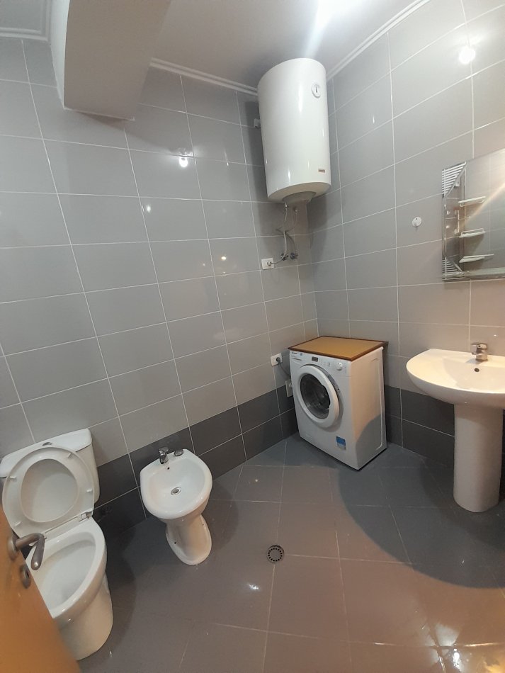 Tirane, jepet me qera apartament 2+1+Ballkon Kati 6, 90 m² 500 € (Rruga 5 Maj, Concord Center)
