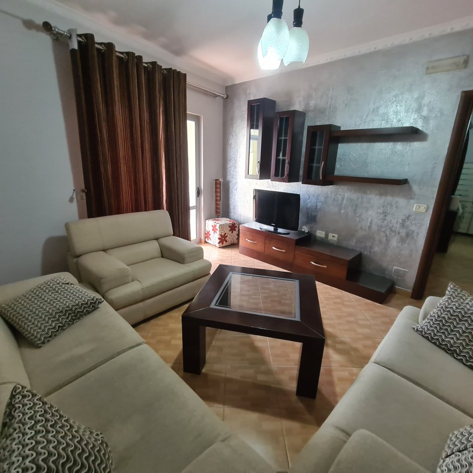 Tirane, jepet 1+1 (+kuzhine te veçuar),prane Mjeksise,Kati 4 me ashensor, 100 m², cmimi 500€ ( Ndodhet te shkolla e bashkuar)