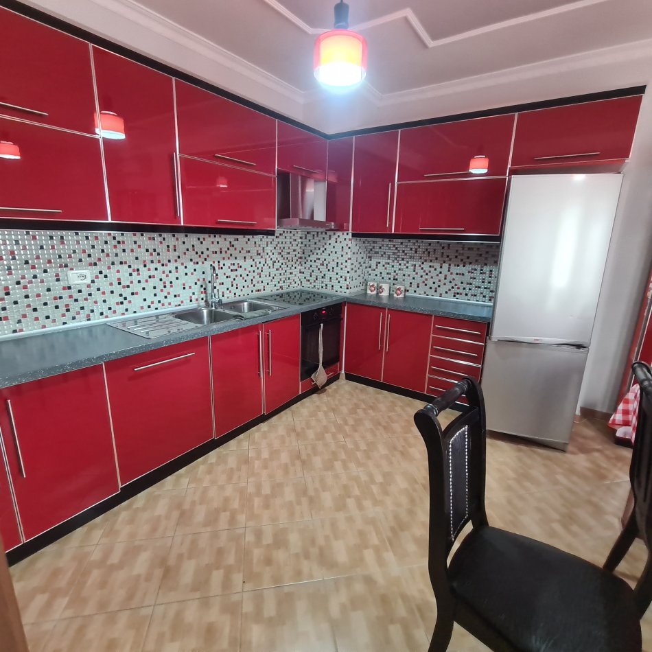 Tirane, jepet 1+1 (+kuzhine te veçuar),prane Mjeksise,Kati 4 me ashensor, 100 m², cmimi 500€ ( Ndodhet te shkolla e bashkuar)