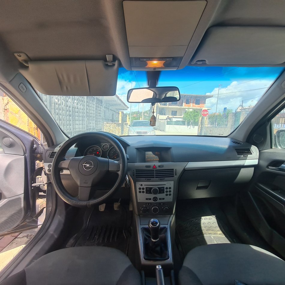 Tirane, shes Opel Astra Nafte, gri e erret manuale Kondicio,1800€ (i negociueshem pasi te shihet makina) 230.000 km