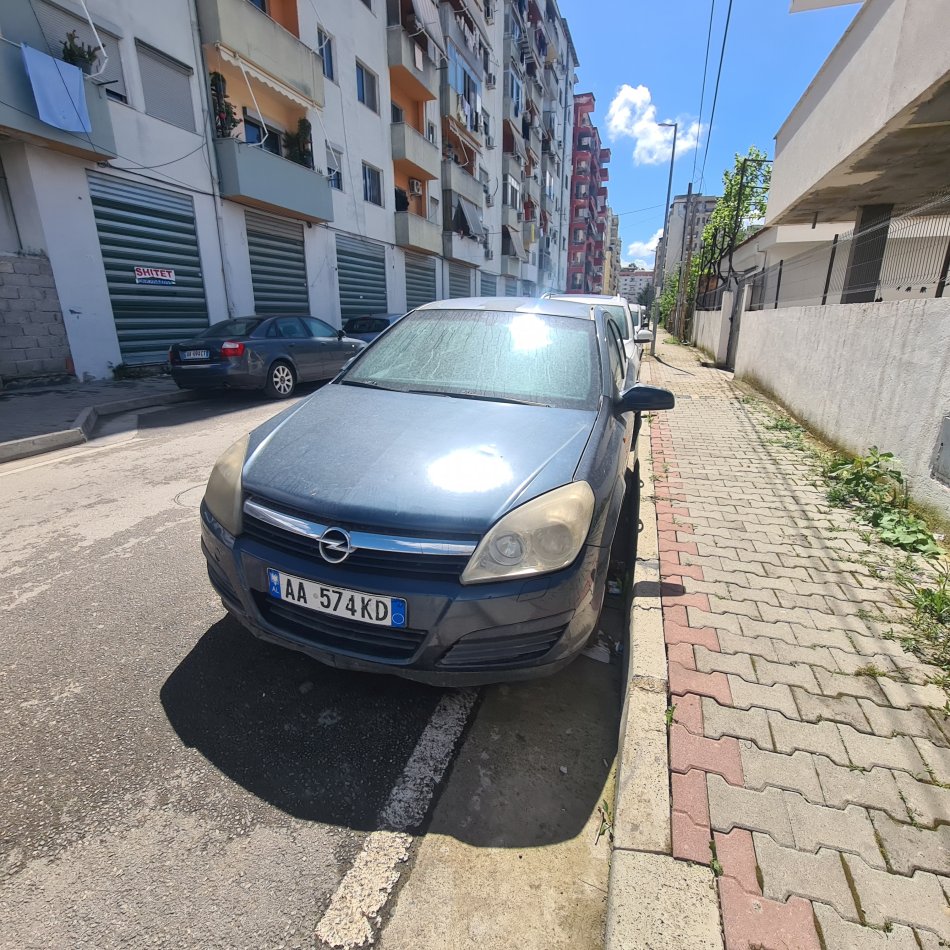 Tirane, shes Opel Astra Nafte, gri e erret manuale Kondicio,1800€ (i negociueshem pasi te shihet makina) 230.000 km