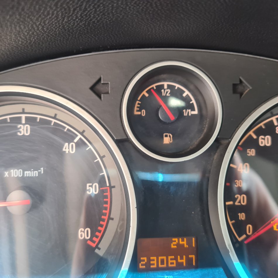 Tirane, shes Opel Astra Nafte, gri e erret manuale Kondicio,1800€ (i negociueshem pasi te shihet makina) 230.000 km