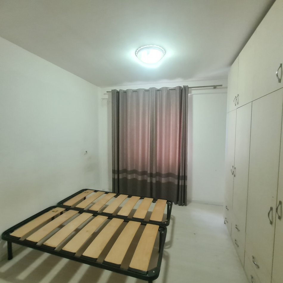 Tirane, shes apartament 2+1+Ballkon Kati 4 pa ashensor, cmimi 120.000 € (Rruga e Dajtit)