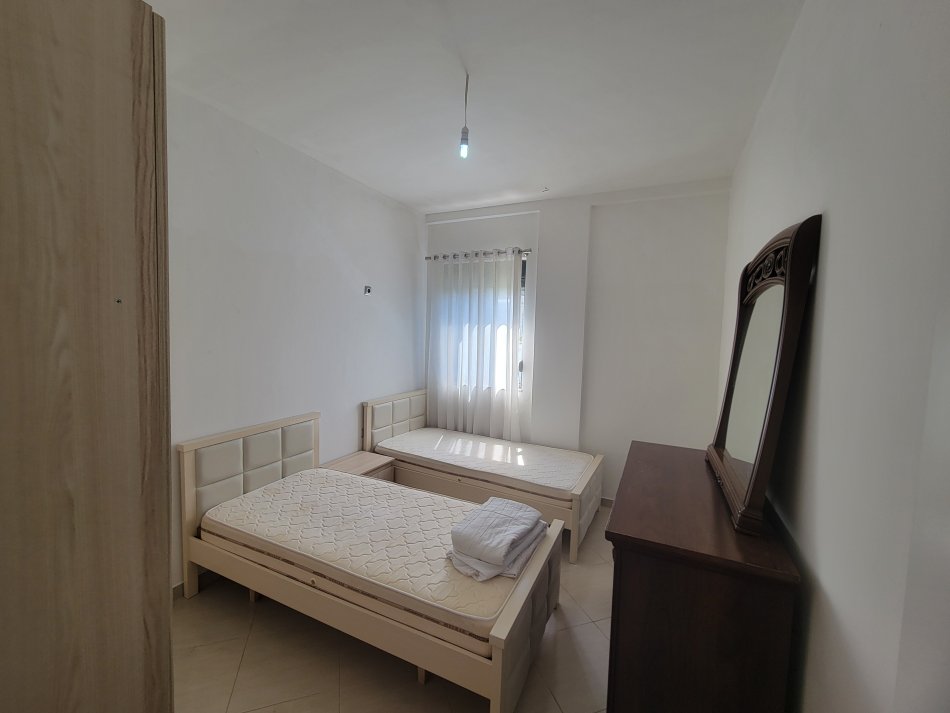 Tirane, jepet me qera shtepi 2+1+Ballkon Kati 2, 120 m² 451 € (Rruga Celo Sinani)