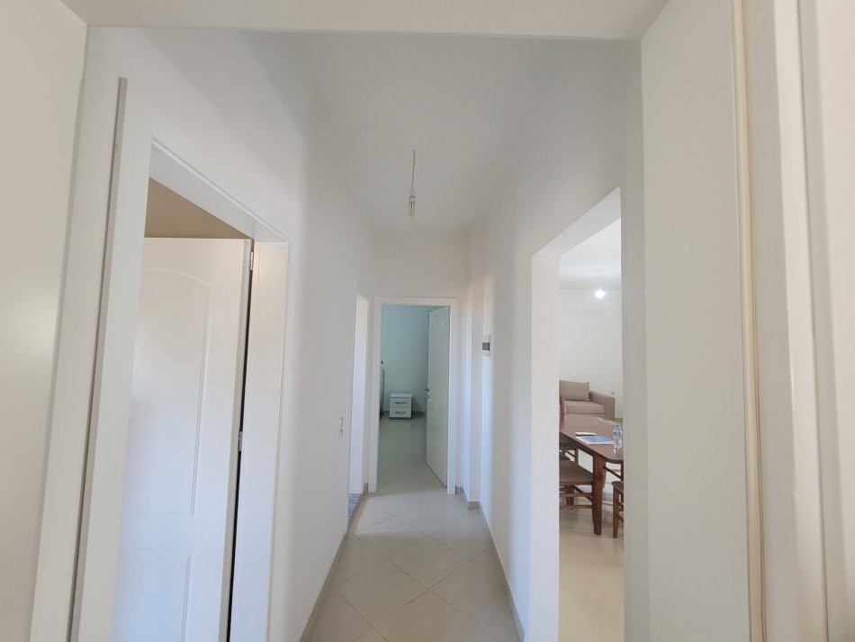 Tirane, jepet me qera shtepi 2+1+Ballkon Kati 2, 120 m² 451 € (Rruga Celo Sinani)
