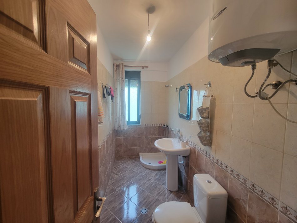 Tirane, jepet me qera 3+1+Ballkon Kati 2, 120 m² 551 € (Rruga 5 Maj)