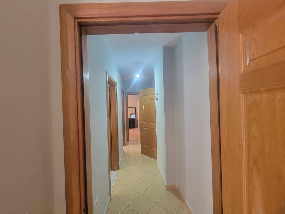 Tirane, jepet me qera 3+1+Ballkon Kati 2, 120 m² 551 € (Rruga 5 Maj)