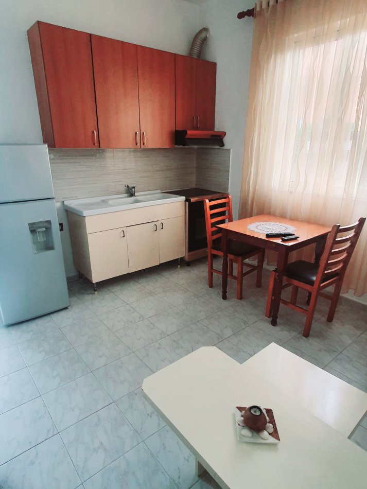 Tirane, jepet me qera shtepi 1+1 Kati 1, 70 m² 280 € (Hasan Meniku)