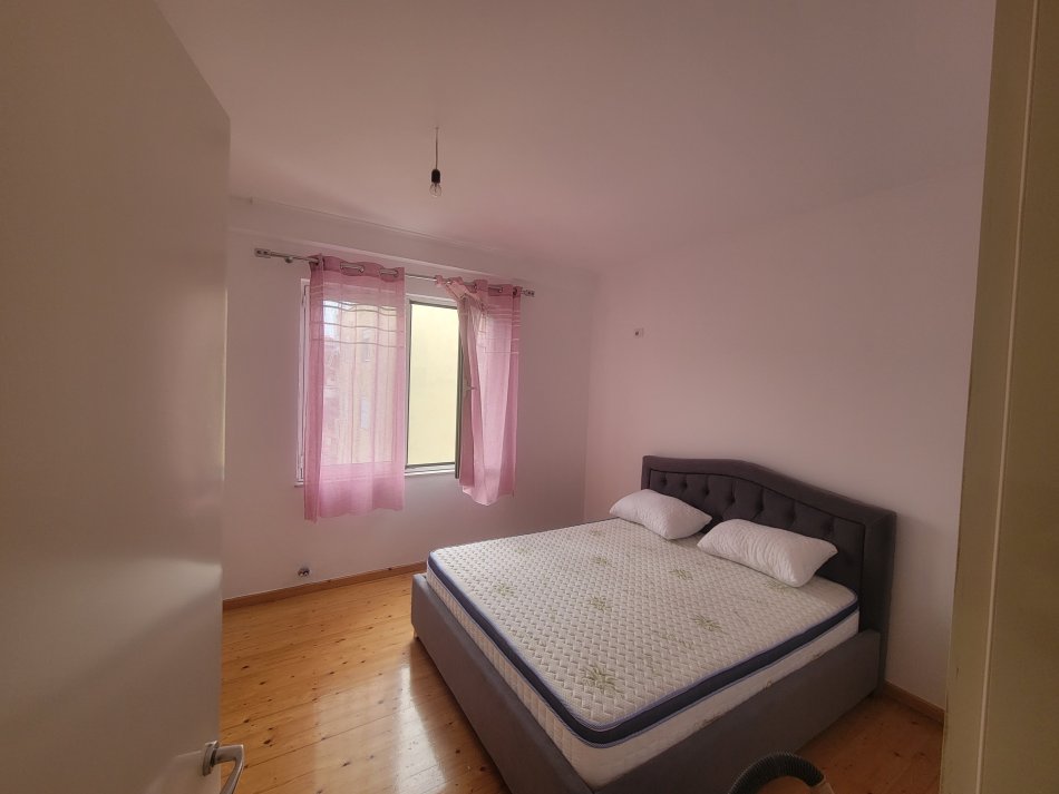 Shqiperi, jepet me qera apartament 2+1+Ballkon Kati 3, 91 m² 500 € (Rruga Zallit)