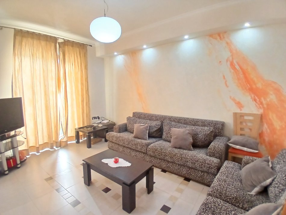 Tirane, jepet me qera apartament 1+1+Ballkon Kati 4, 65 m² 500 € (Bllok)