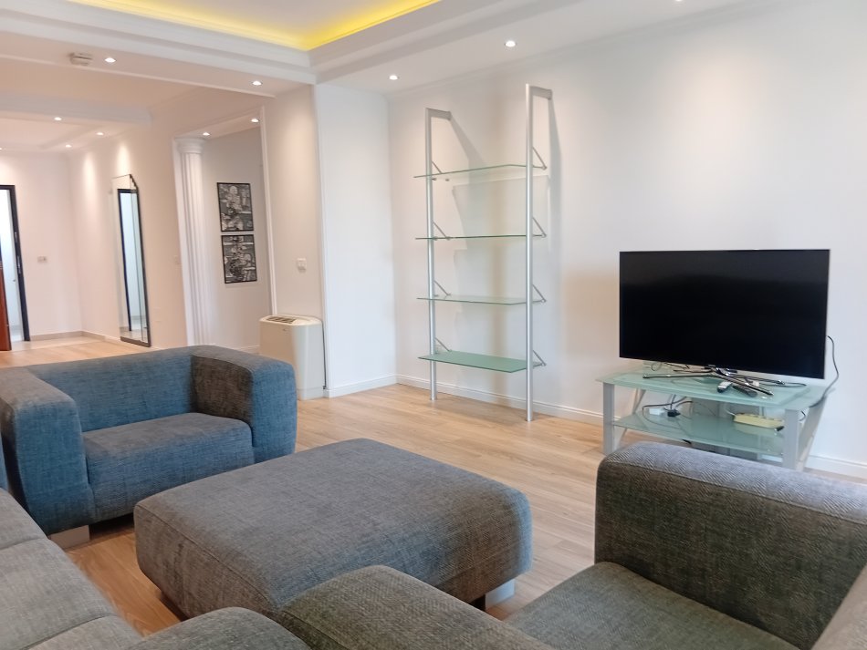 Tirane, jepet me qera apartament 2+1+Aneks+Ballkon Kati 8, 140 m² 1.800 € (Ish Bllok prane Gardes)