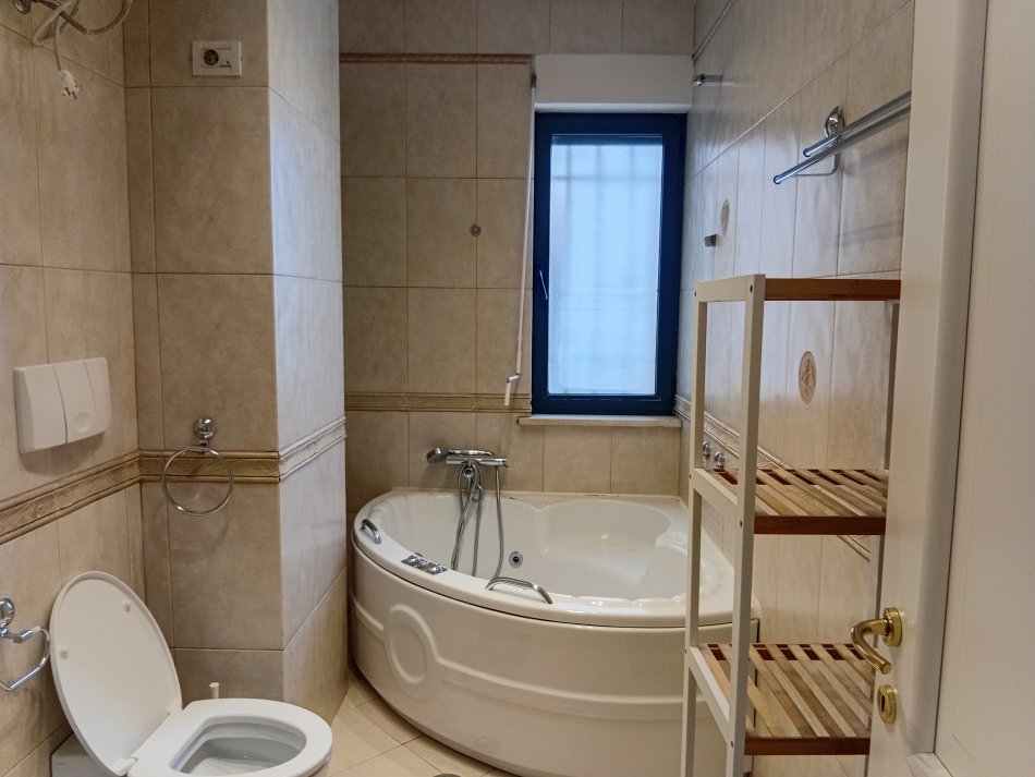 Tirane, jepet me qera apartament 2+1+Aneks+Ballkon Kati 8, 140 m² 1.800 € (Ish Bllok prane Gardes)