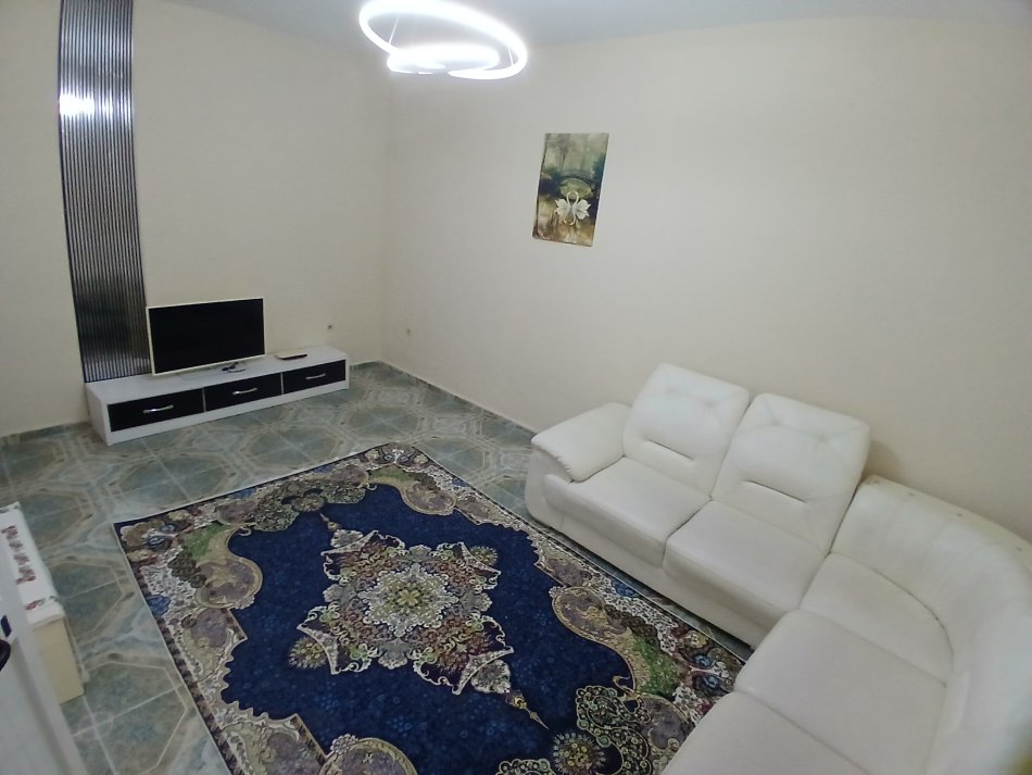 Tirane, jepet me qera apartament 1+1+Aneks Kati 1, 65 m² 400 € (Prane shkolles se kuqe)
