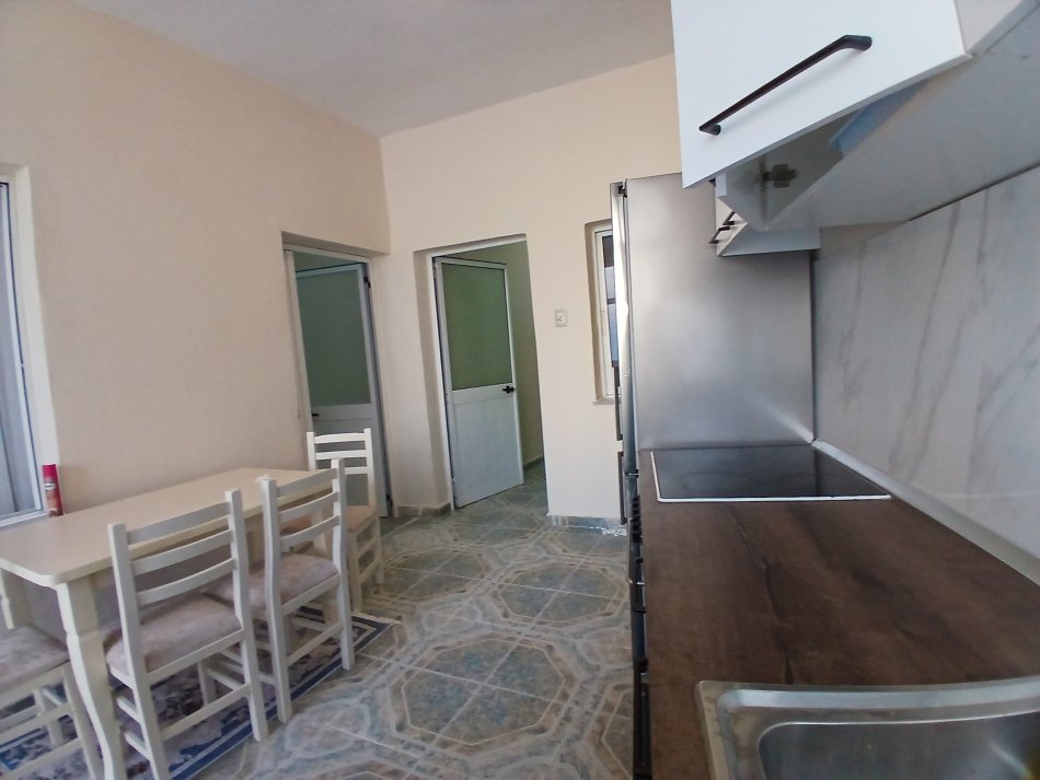 Tirane, jepet me qera apartament 1+1+Aneks Kati 1, 65 m² 400 € (Prane shkolles se kuqe)