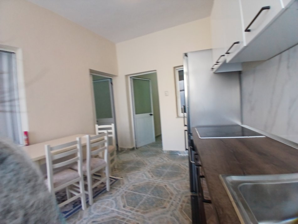 Tirane, jepet me qera apartament 1+1+Aneks Kati 1, 65 m² 400 € (Prane shkolles se kuqe)