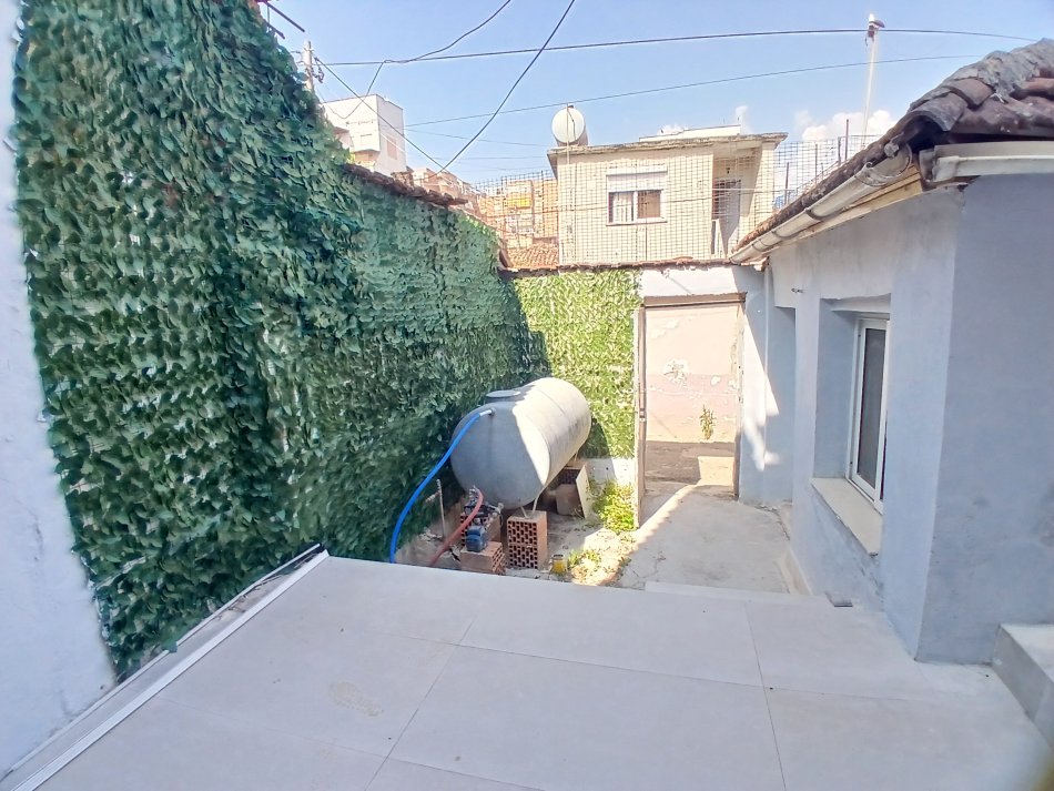 Tirane, jepet me qera apartament 1+1+Aneks Kati 1, 65 m² 400 € (Prane shkolles se kuqe)
