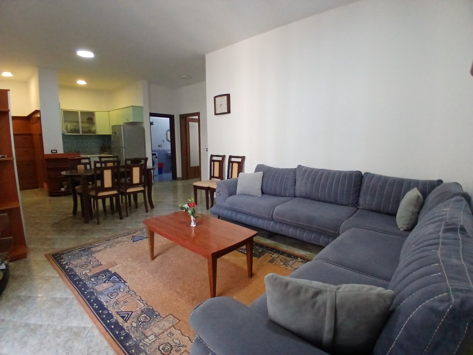 Tirane, jepet me qera apartament 3+1+Ballkon Kati 3, 90 m² 650 € (Hotel Queen)