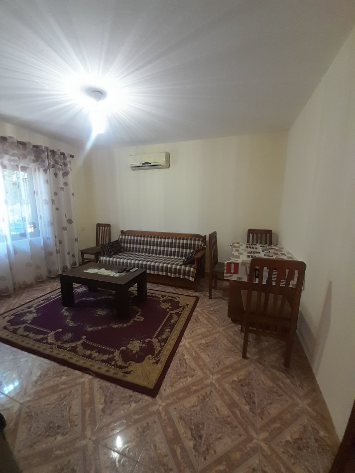 Tirane, jepet me qera Vile 1+1+Ballkon Kati 1, 70 m² 400 € (Pranë Resorant Bujtina e Gjelit)