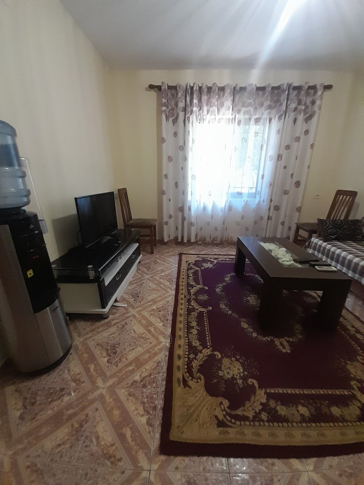 Tirane, jepet me qera Vile 1+1+Ballkon Kati 1, 70 m² 400 € (Pranë Resorant Bujtina e Gjelit)
