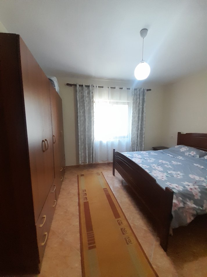 Tirane, jepet me qera apartament 1+1+Ballkon Kati 4, 70 m² 400 € (Pranë Bar Britanik)