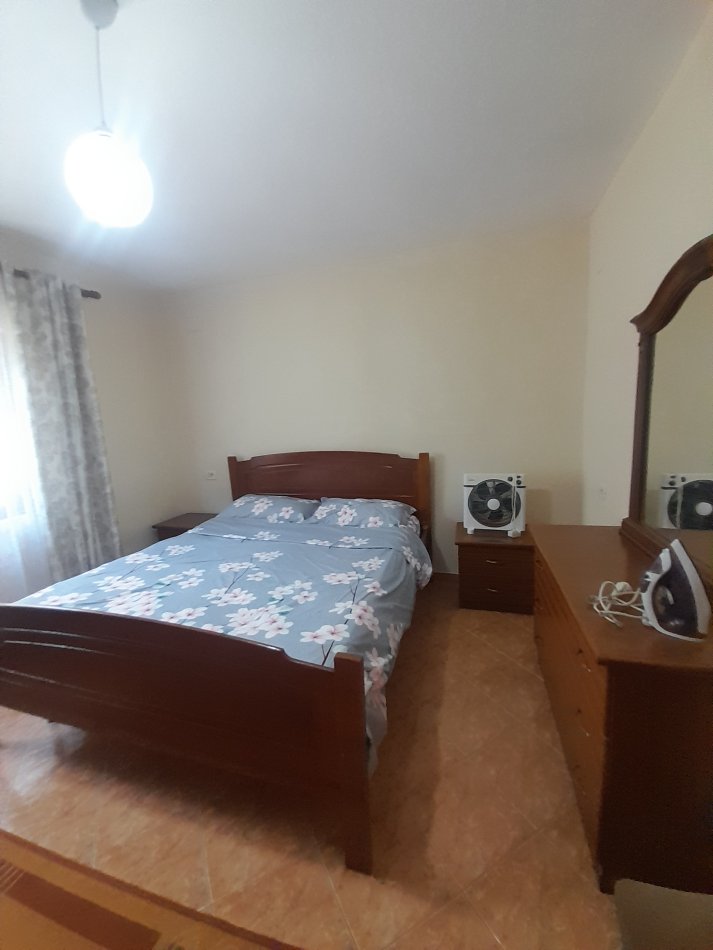 Tirane, jepet me qera Vile 1+1+Ballkon Kati 1, 70 m² 400 € (Pranë Resorant Bujtina e Gjelit)