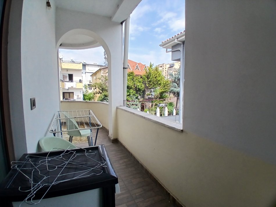 Tirane, jepet me qera apartament 2+1+Ballkon Kati 2, 65 m² 400 € (Stravi themeli)
