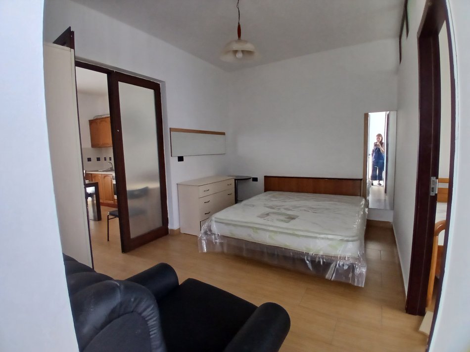 Tirane, jepet me qera apartament 2+1+Ballkon Kati 2, 65 m² 400 € (Stravi themeli)