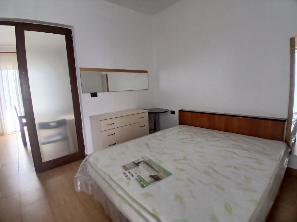 Tirane, jepet me qera apartament 2+1+Ballkon Kati 2, 65 m² 400 € (Stravi themeli)