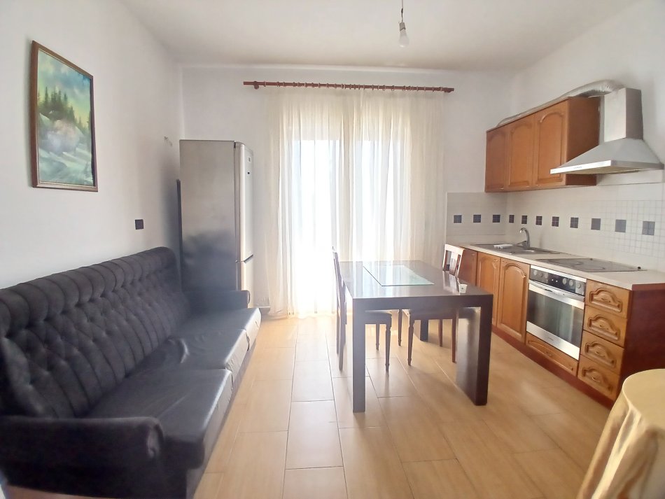 Tirane, jepet me qera apartament 2+1+Ballkon Kati 2, 65 m² 400 € (Stravi themeli)