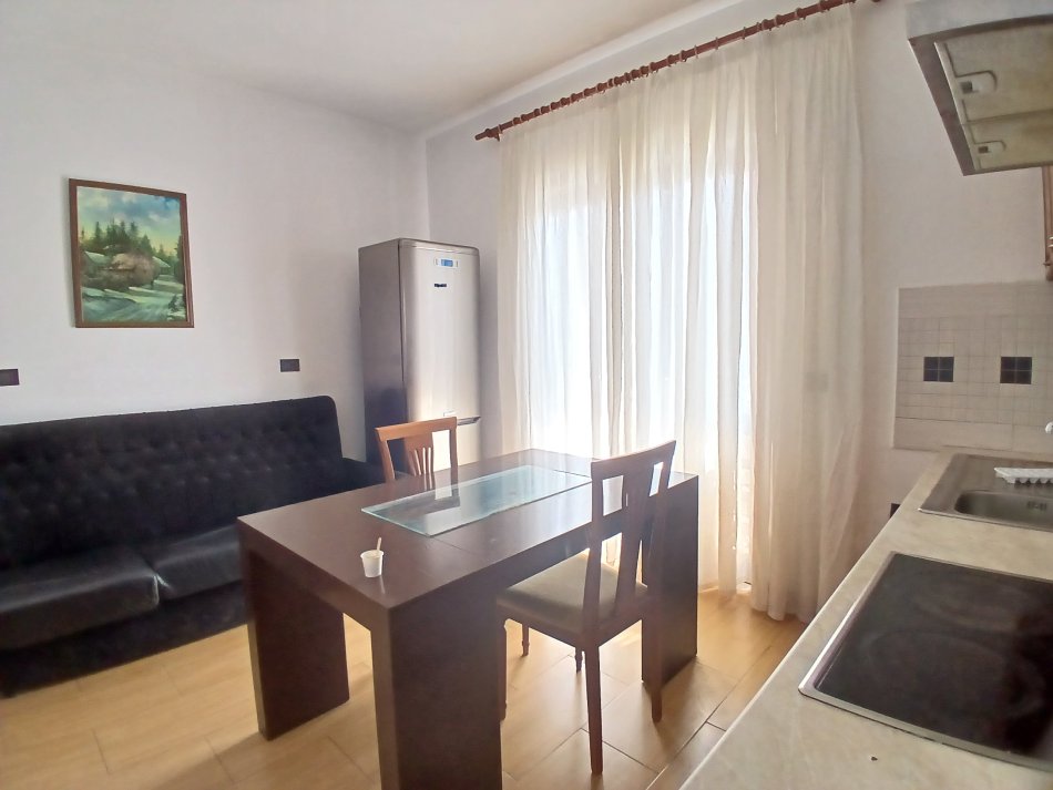 Tirane, jepet me qera apartament 2+1+Ballkon Kati 2, 65 m² 400 € (Stravi themeli)
