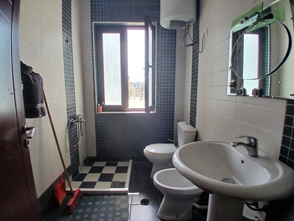 Tirane, jepet me qera apartament 2+1+Ballkon Kati 2, 65 m² 400 € (Stravi themeli)