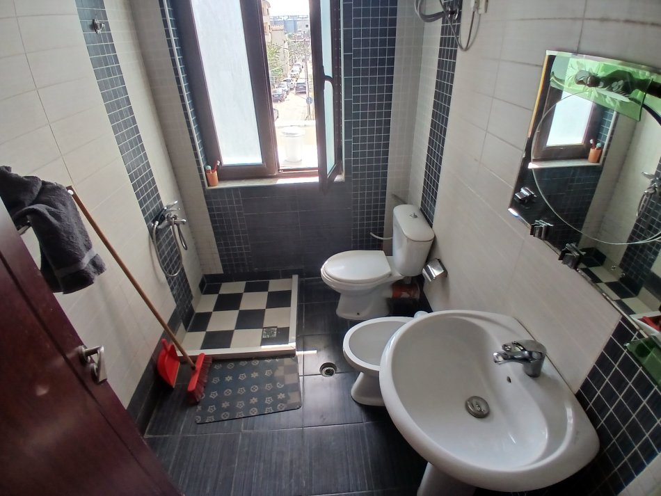 Tirane, jepet me qera apartament 2+1+Ballkon Kati 2, 65 m² 400 € (Stravi themeli)