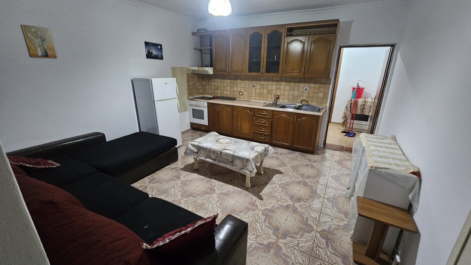 Tirane, jepet me qera shtepi 1+1+Ballkon Kati 1, 60 m² 180 € (Shpetim Zajmi)