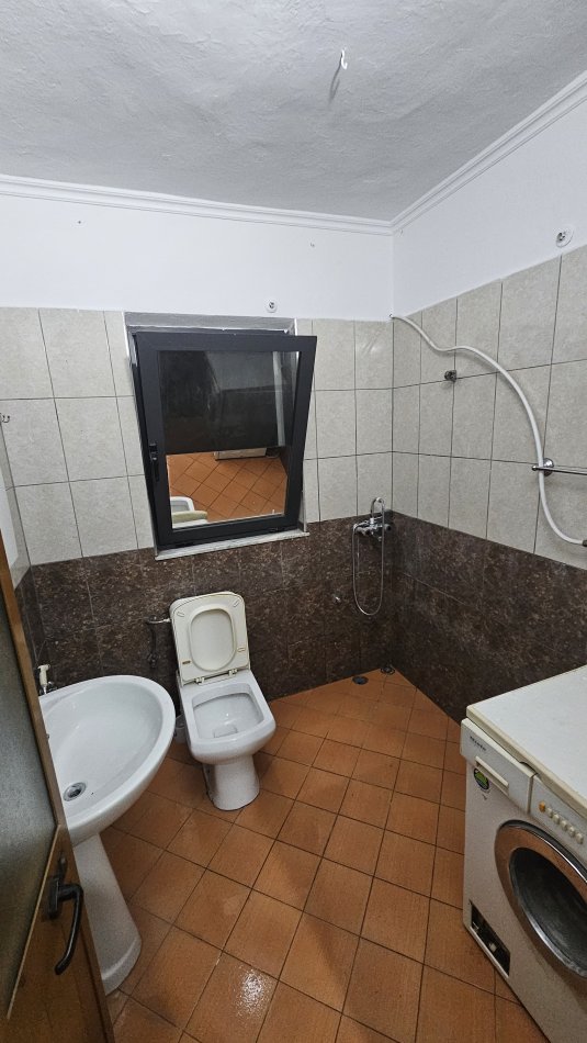 Tirane, jepet me qera shtepi 1+1+Ballkon Kati 1, 60 m² 180 € (Shpetim Zajmi)
