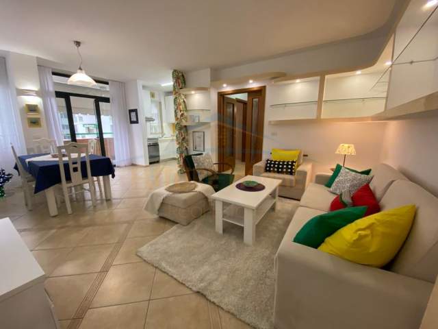Tirane, jepet me qera apartament 2+1+BLK Kati 6, 97 m² 900 Euro (Bulevardi Dëshmorët E Kombit,)