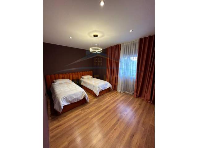 Tirane, jepet me qera apartament 2+1+BLK Kati 1, 134 m² 800 Euro (Lakeland Residence)