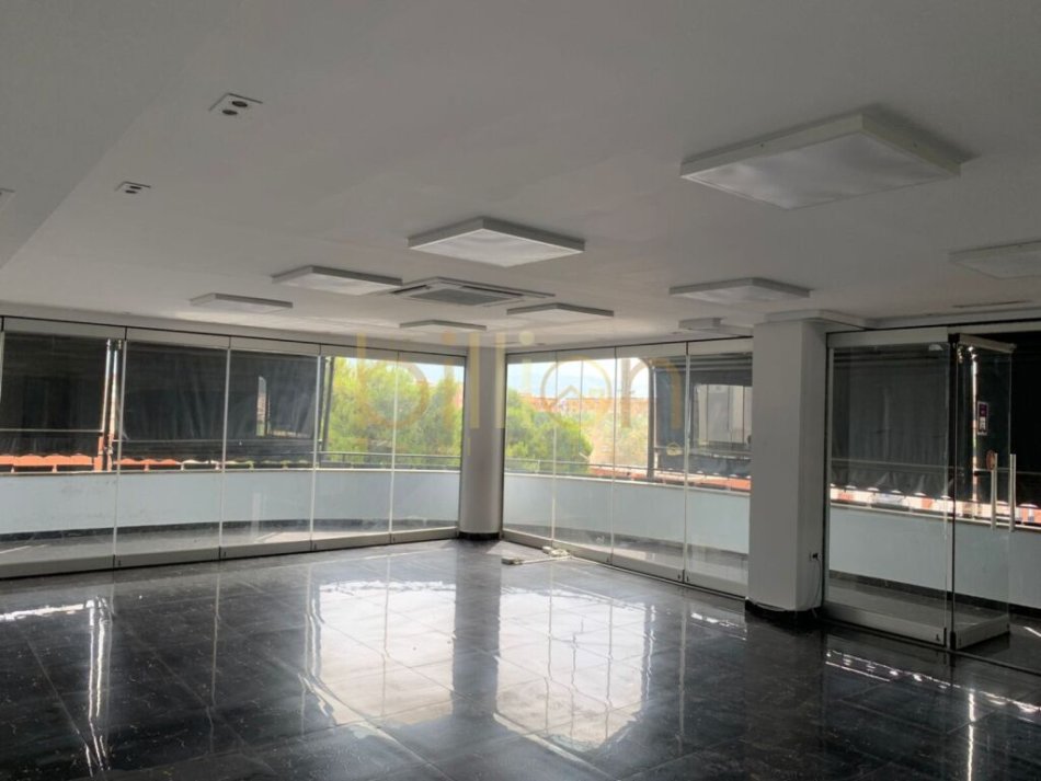 Tirane, jepet me qera ambjent biznesi Kati 2, (Rruga Bardhyl)
