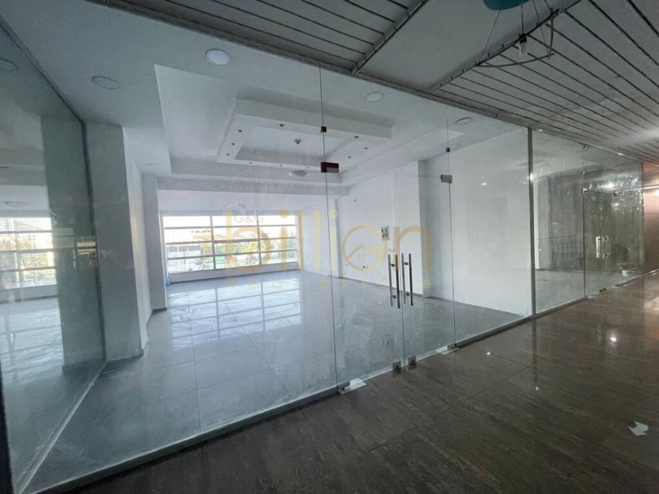 Tirane, jepet me qera zyre Kati 1, 73 m² 500 € (Astir)