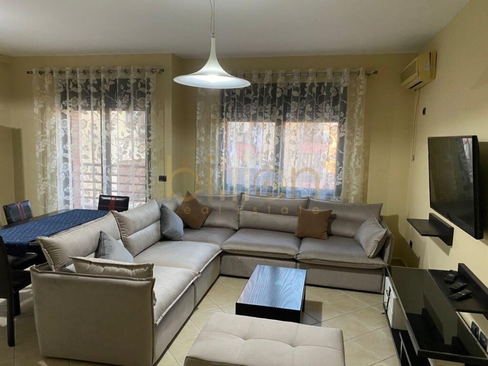 Tirane, jepet me qera apartament 2+1 Kati 10, 103 m² 900 € (9 Katëshet, Tiranë)