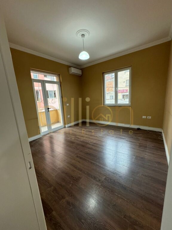Tirane, jepet me qera apartament 2+1 Kati 2, 90 m² 850 € (Ish Bllok)