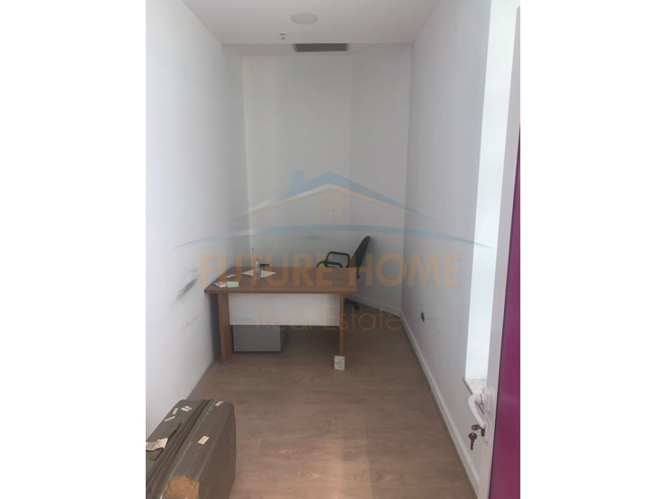 Durres, jepet me qera ambjent biznesi , 156 m² 1.000 € (Flag Ship Center, Durres)