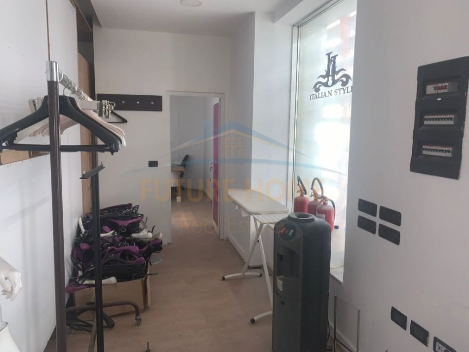 Durres, jepet me qera ambjent biznesi , 156 m² 1.000 € (Flag Ship Center, Durres)