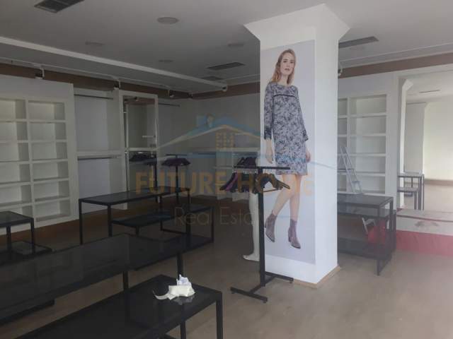 Durres, jepet me qera ambjent biznesi Kati 2, 156 m² 1.000 Euro (Flag Ship Center)