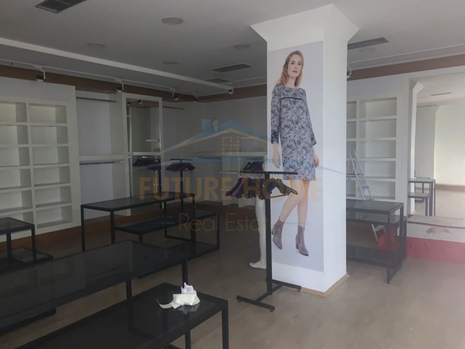 Durres, jepet me qera ambjent biznesi , 156 m² 1.000 € (Flag Ship Center, Durres)