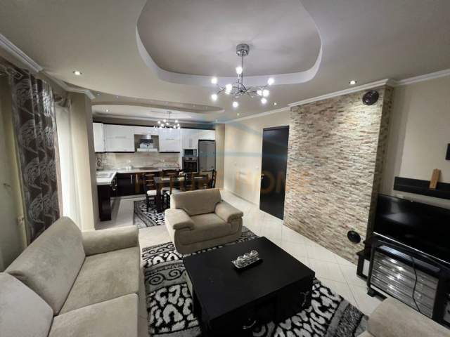 Korce, jepet me qera apartament 2+1+BLK Kati 7, 124 m² 350 Euro (Terminali I Autobuzave, Korçë)