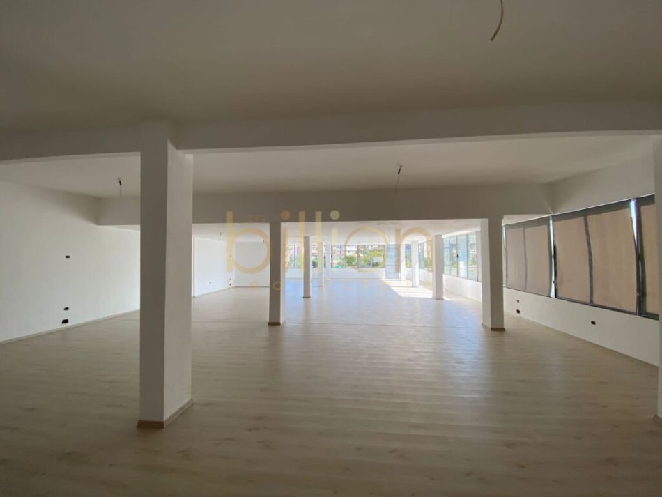 Tirane, jepet me qera ambjent biznesi , 440 m² 1.100 € (Autostrada Tirane -Durres, Tirana, Albania)