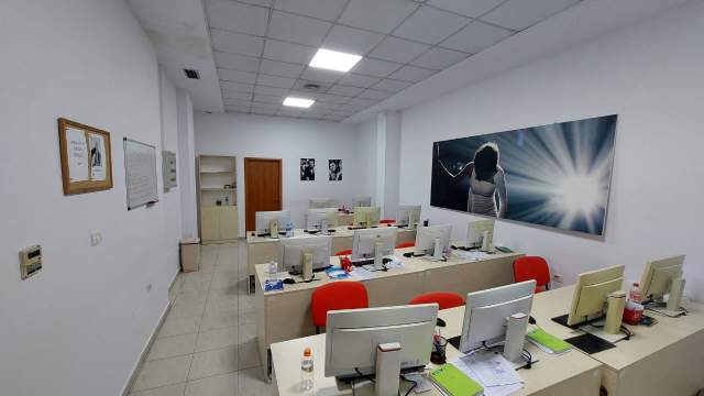 Tirane, jap me qera ambjent biznesi Kati 2, 214 m² 3.800 Euro
