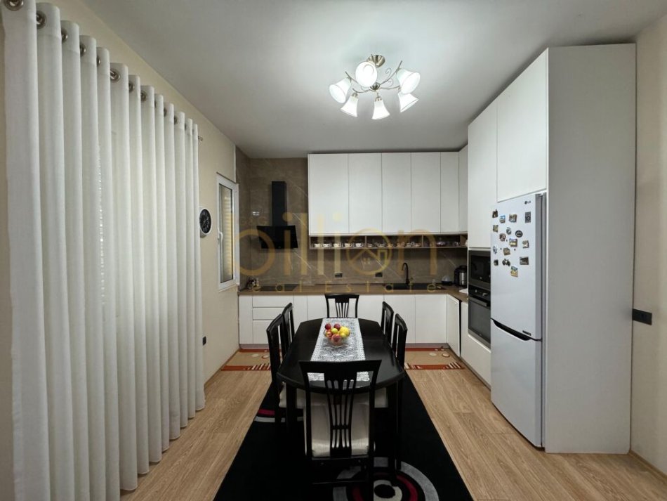 Tirane, shitet apartament 3 Katshe , 364 m² 300.000 € (Laprake, Tirana, Albania)