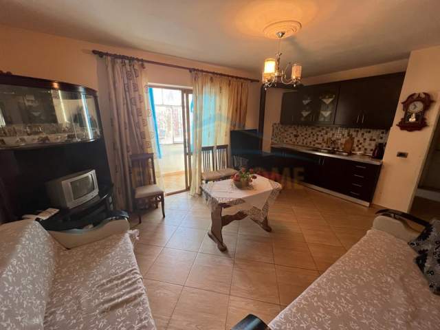 Korce, jepet me qera apartament 1+1+BLK Kati 2, 60 m² 115 Euro (Lagjia 17)