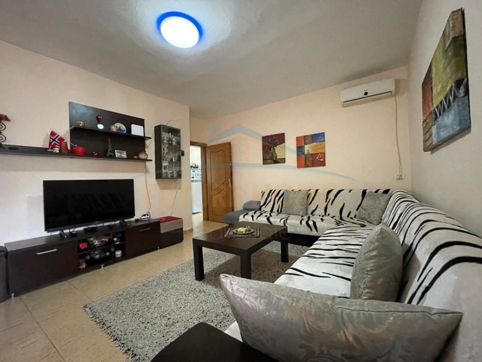 Tirane, shitet apartament 3+1+Ballkon Kati 4, 90 m² 160.000 € (Komuna e Parisit)